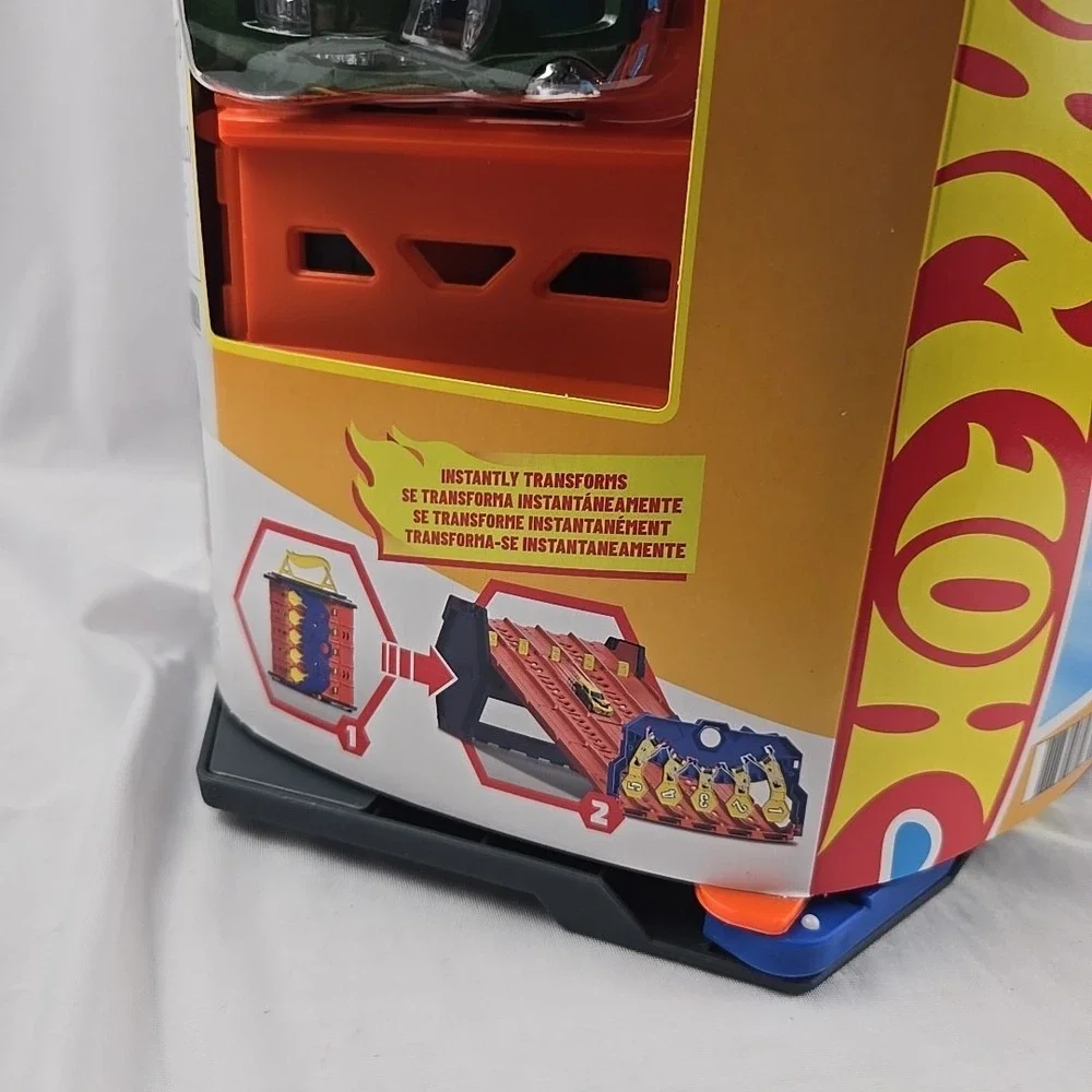 Hot Wheels Roll Out Raceway Track Set, Storage Bucket‎ Unrolls into 5-Lane Race